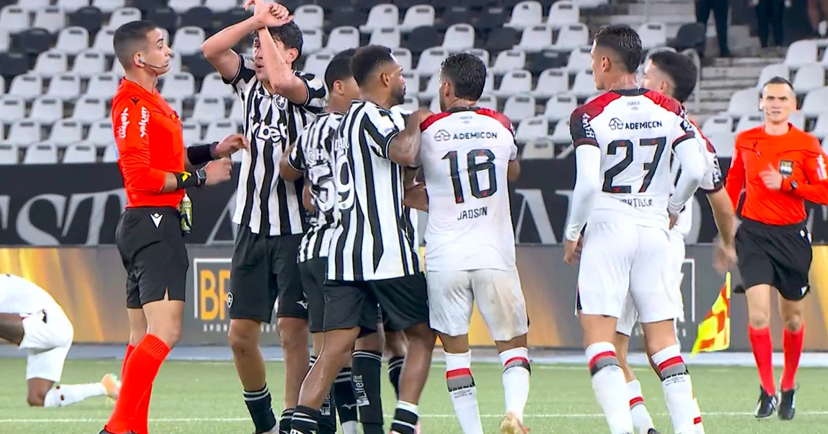 Súmula de Botafogo e Athletico-pr omite gesto antirracista realizado por Ferraresi