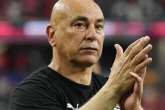 Técnico do Egito sofre desmaio após conflito entre esposa e ex-companheira