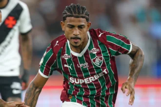 Temporada encerrada para John Kennedy após cirurgia no joelho pelo Fluminense