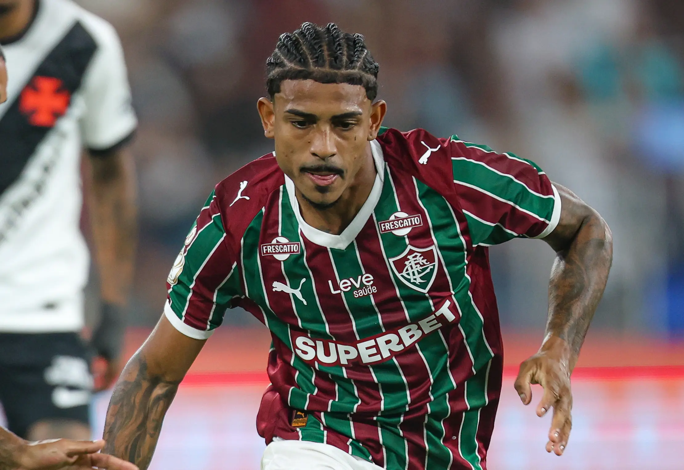 Temporada encerrada para John Kennedy após cirurgia no joelho pelo Fluminense