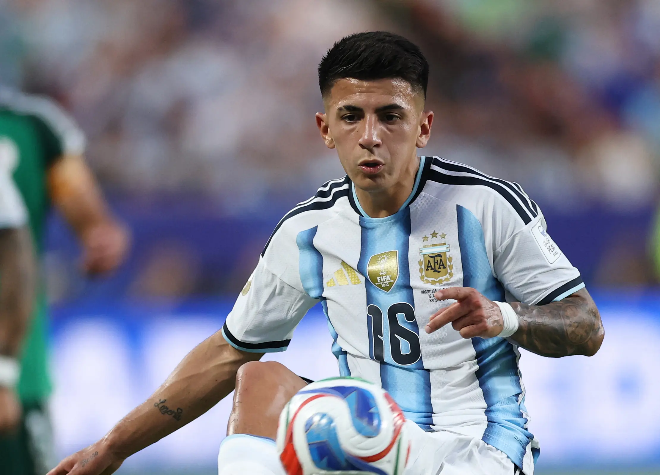 Thiago Almada acerta com River Plate e frustra planos do Flamengo no mercado