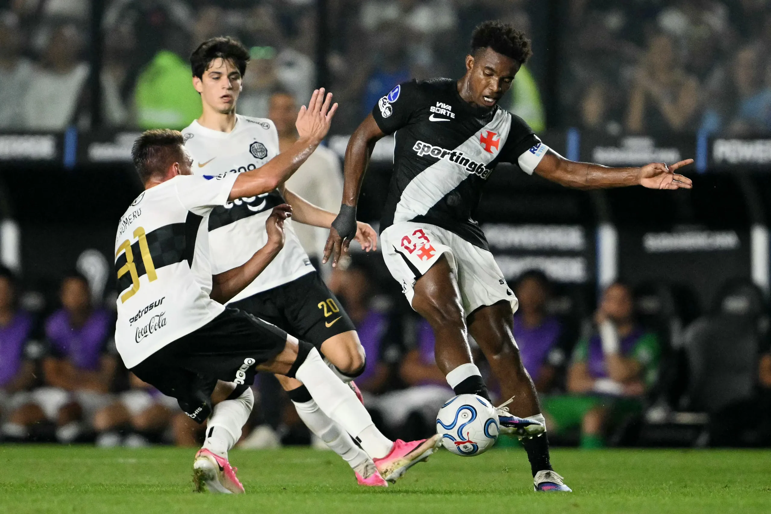 Thiago Mendes projeta classificação do Vasco após empate sem gols contra o Olimpia