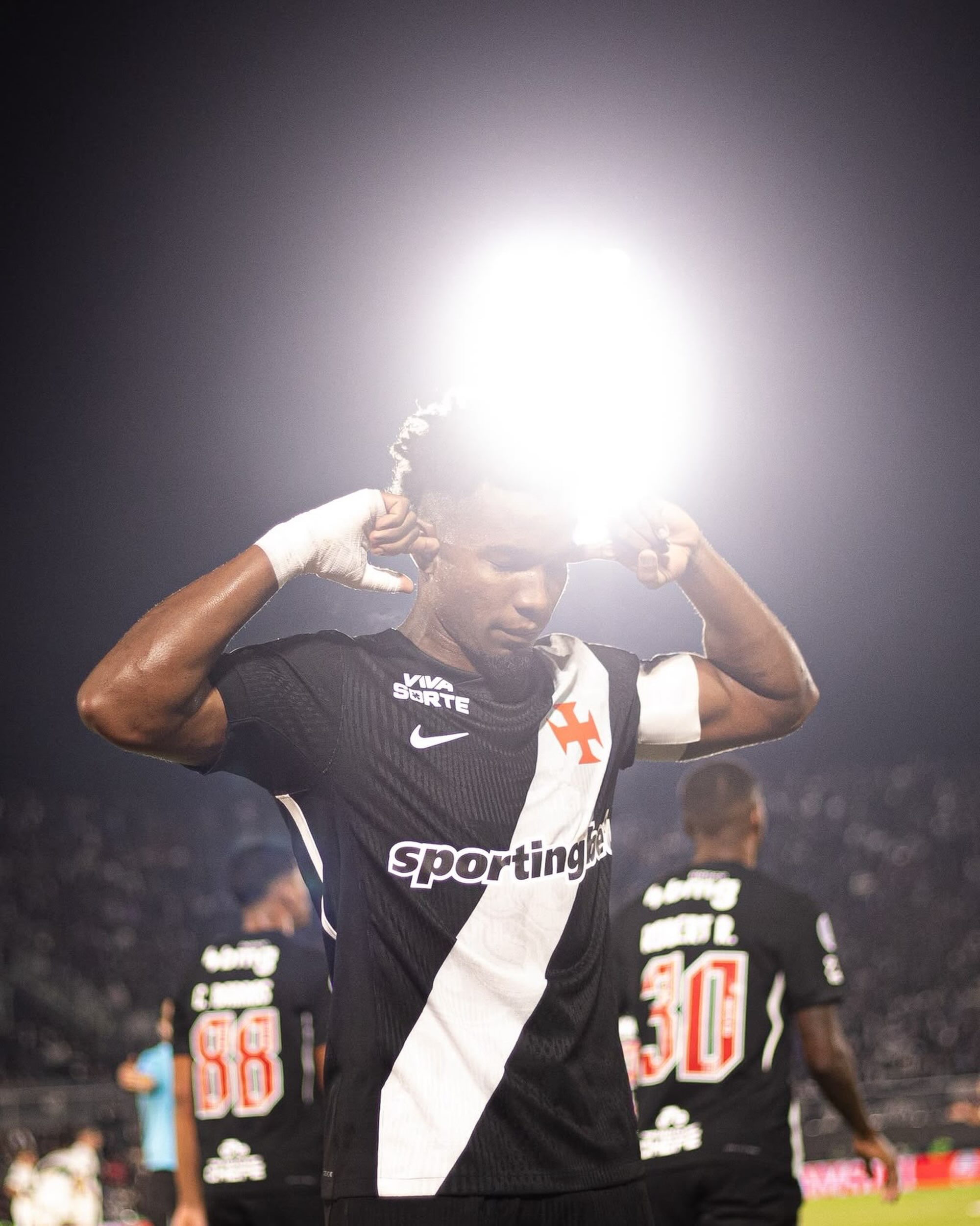 Thiago Mendes reflete sobre superação e fé após momento de destaque no Vasco