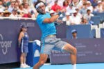 Thiago Tirante celebra triunfo histórico sobre Novak Djokovic em Cincinnati