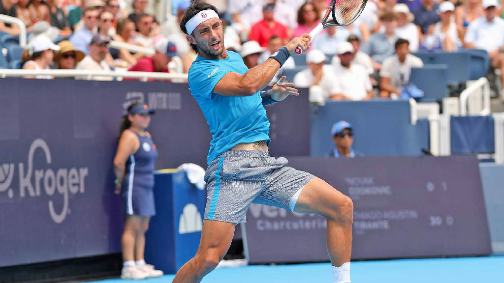 Thiago Tirante celebra triunfo histórico sobre Novak Djokovic em Cincinnati