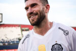 Tim Payne brilha em estreia pelo Olimpia com gol na goleada paraguaia