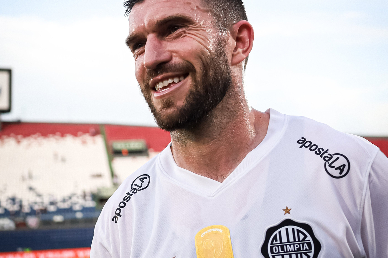 Tim Payne brilha em estreia pelo Olimpia com gol na goleada paraguaia