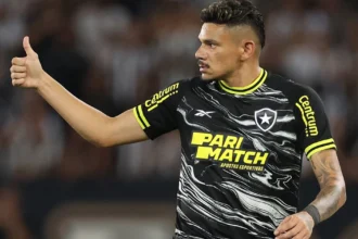 Tiquinho Soares aceita redução salarial para retornar ao Botafogo