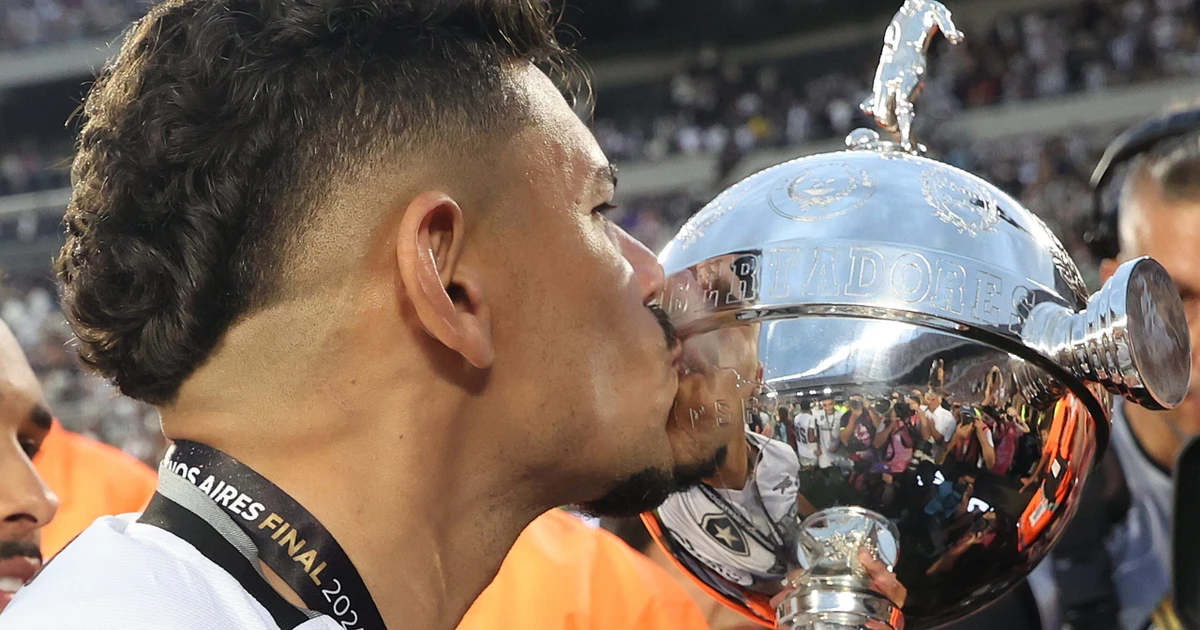 Tiquinho Soares celebra trajetória vitoriosa e gratidão pelo Botafogo
