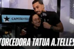Torcedora do Botafogo eterniza autógrafo de Alex Telles na pele