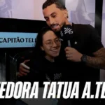 Torcedora do Botafogo eterniza autógrafo de Alex Telles na pele