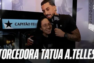 Torcedora do Botafogo eterniza autógrafo de Alex Telles na pele