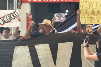 Torcida do Corinthians ocupa Ministério Público em busca de intervenção judicial no clube