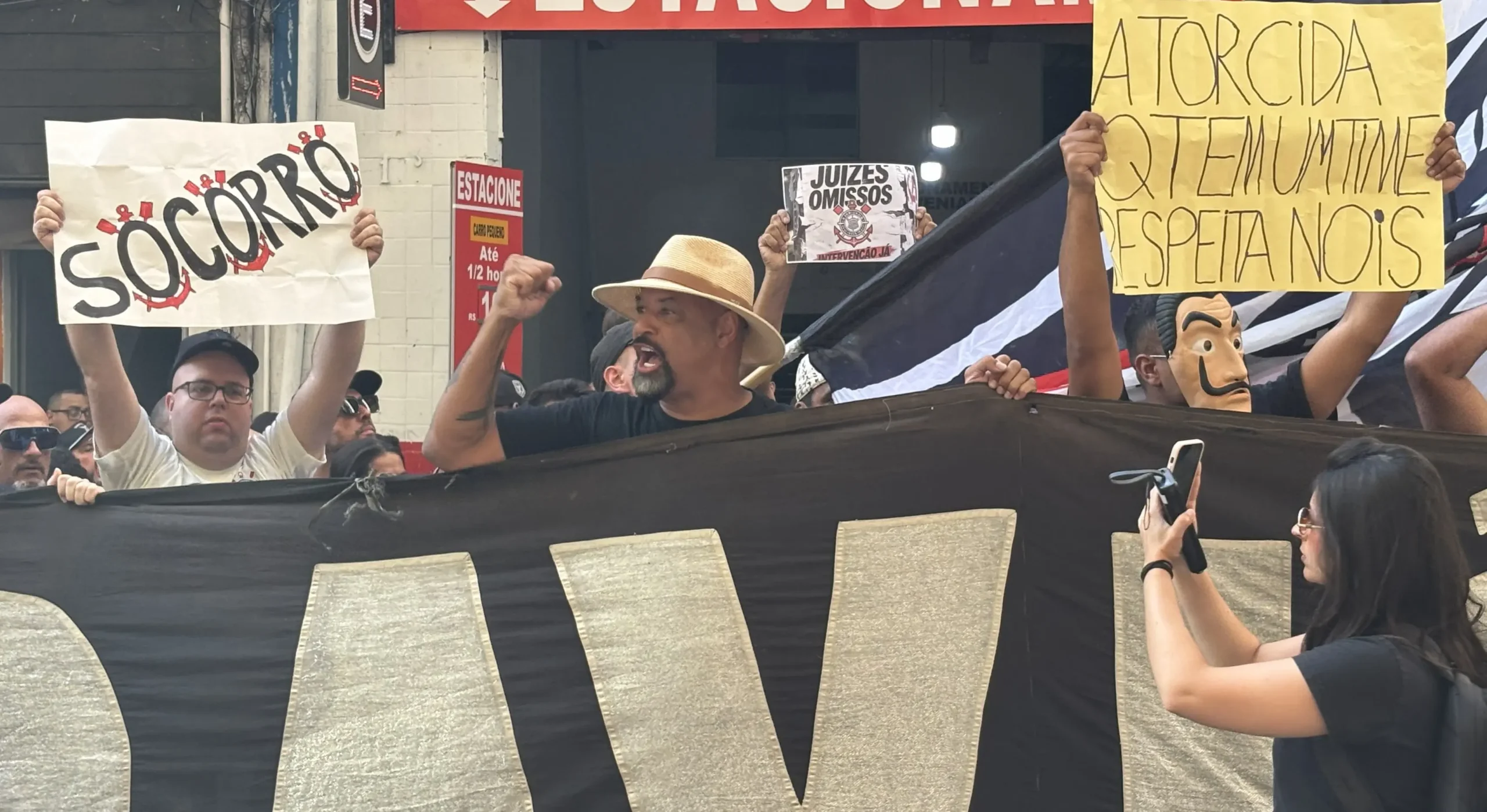 Torcida do Corinthians ocupa Ministério Público em busca de intervenção judicial no clube