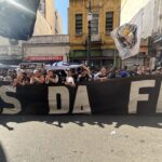 Torcida do Corinthians realiza protesto em frente à sede do Ministério Público em São Paulo