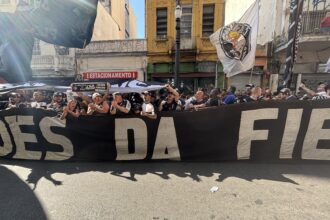 Torcida do Corinthians realiza protesto em frente à sede do Ministério Público em São Paulo