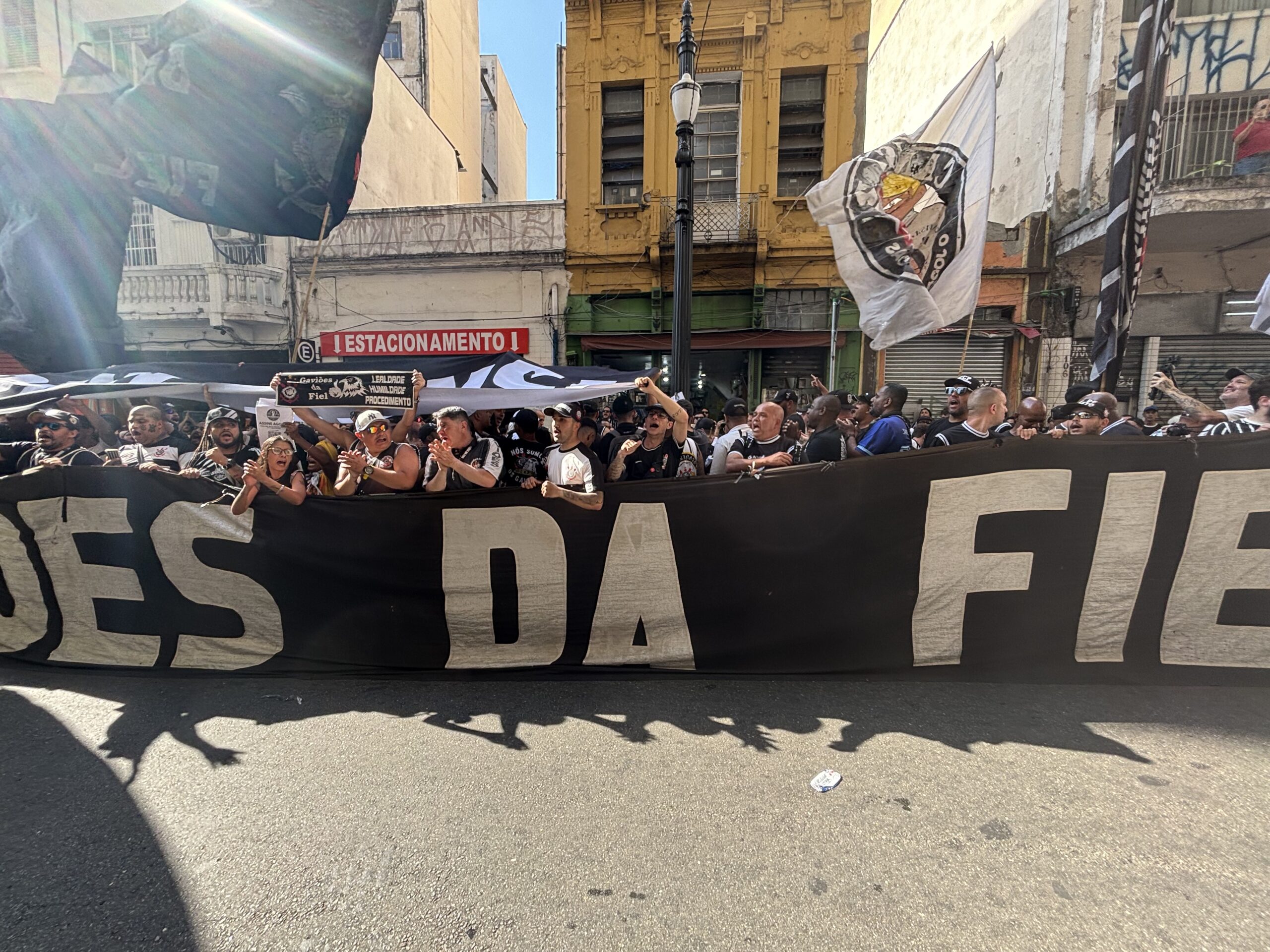 Torcida do Corinthians realiza protesto em frente à sede do Ministério Público em São Paulo