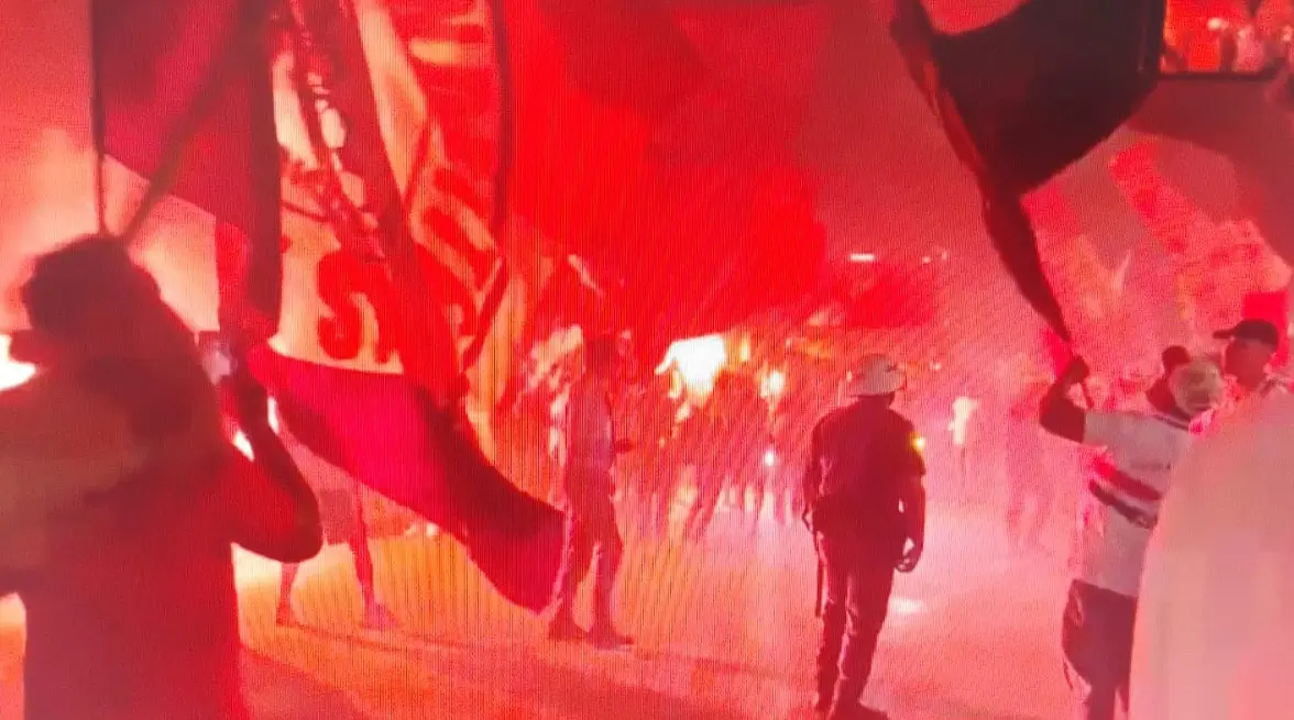 Torcida do São Paulo promove recepção calorosa ao elenco antes de duelo contra o Bolívar