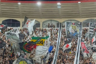 Torcida do Vasco transforma São Januário em caldeirão em noite de decisão