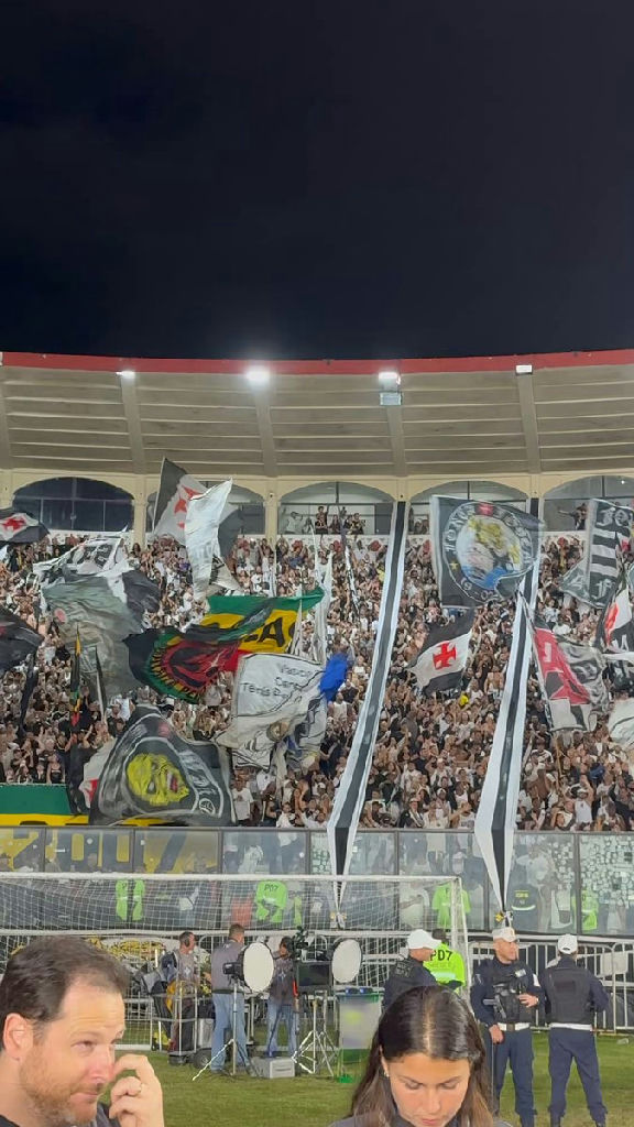 Torcida do Vasco transforma São Januário em caldeirão em noite de decisão