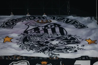 Torcida organizada do Santos protesta contra elenco e Marcelo Teixeira na Vila Belmiro