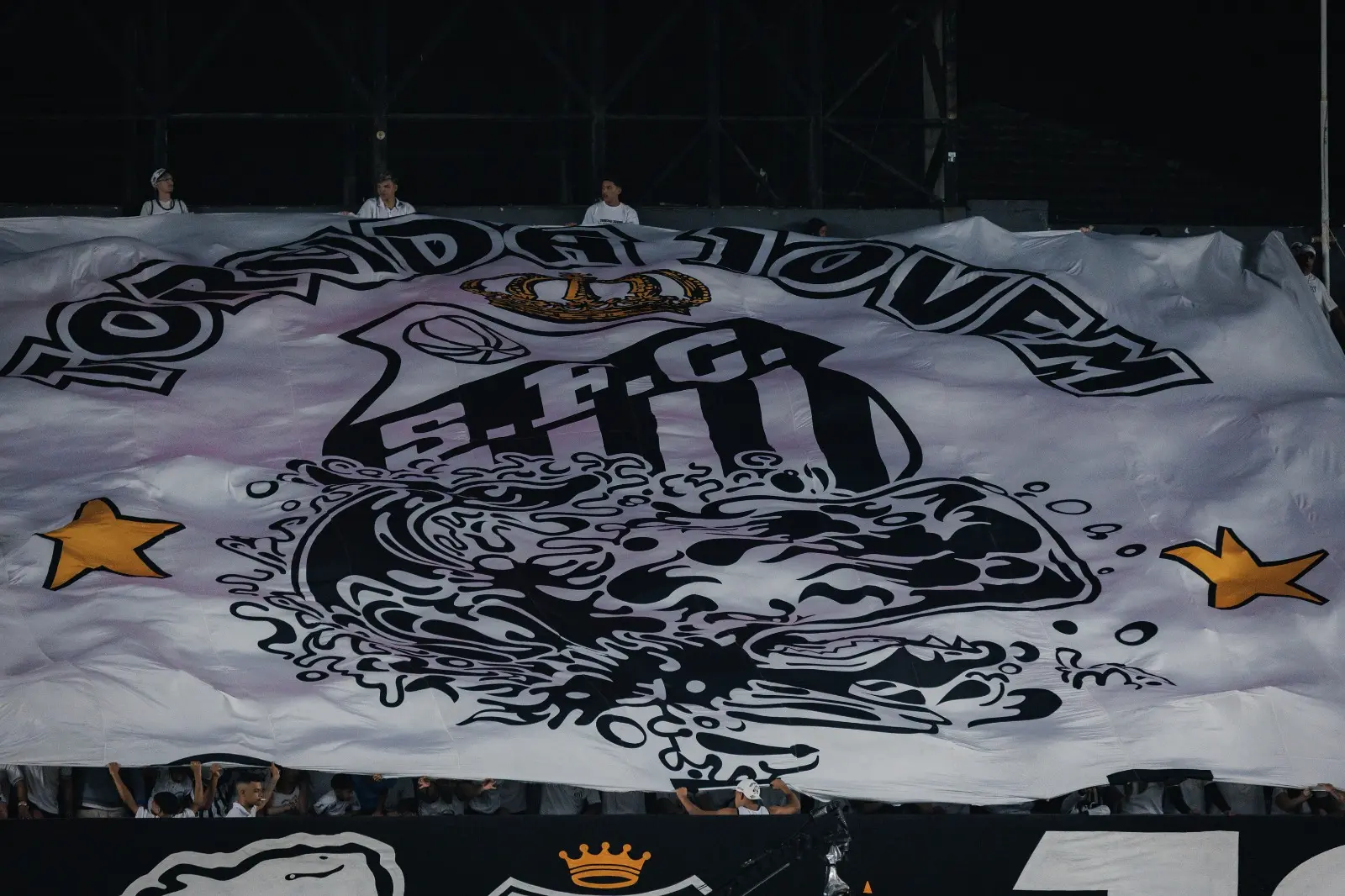 Torcida organizada do Santos protesta contra elenco e Marcelo Teixeira na Vila Belmiro