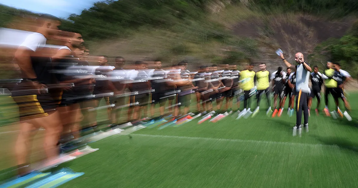 Torcida organizada protesta e exige mudanças drásticas no elenco do Botafogo