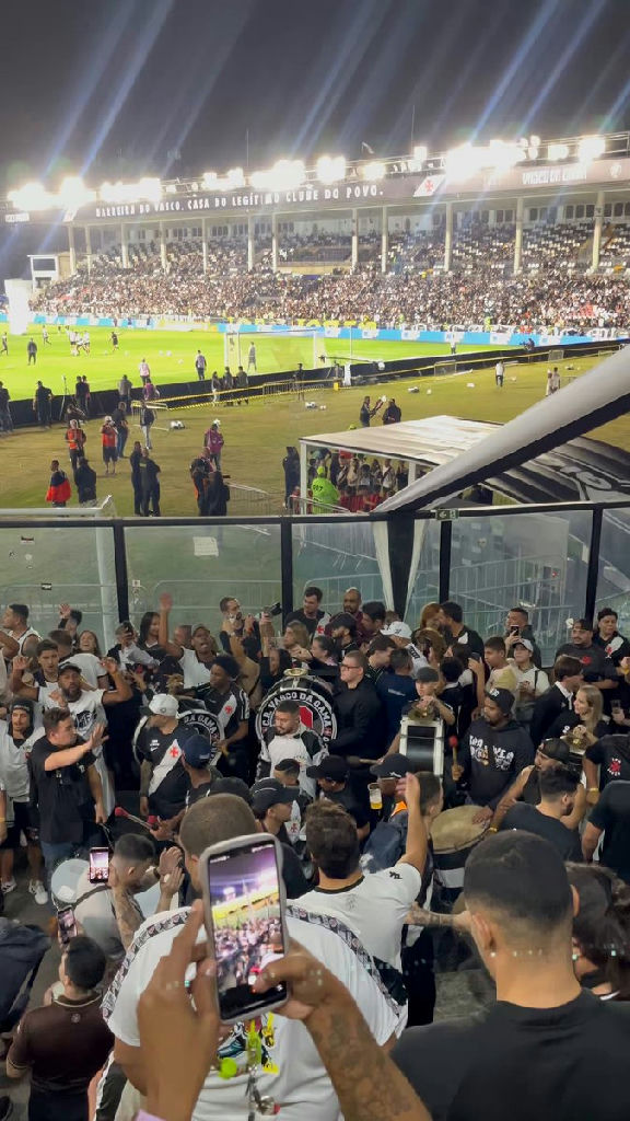 Torcidas organizadas do Vasco promovem união de baterias em São Januário