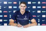 Tottenham assegura permanência de Micky van de Ven com novo vínculo até 2031