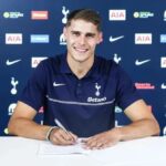 Tottenham assegura permanência de Micky van de Ven com novo vínculo até 2031