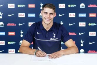 Tottenham assegura permanência de Micky van de Ven com novo vínculo até 2031