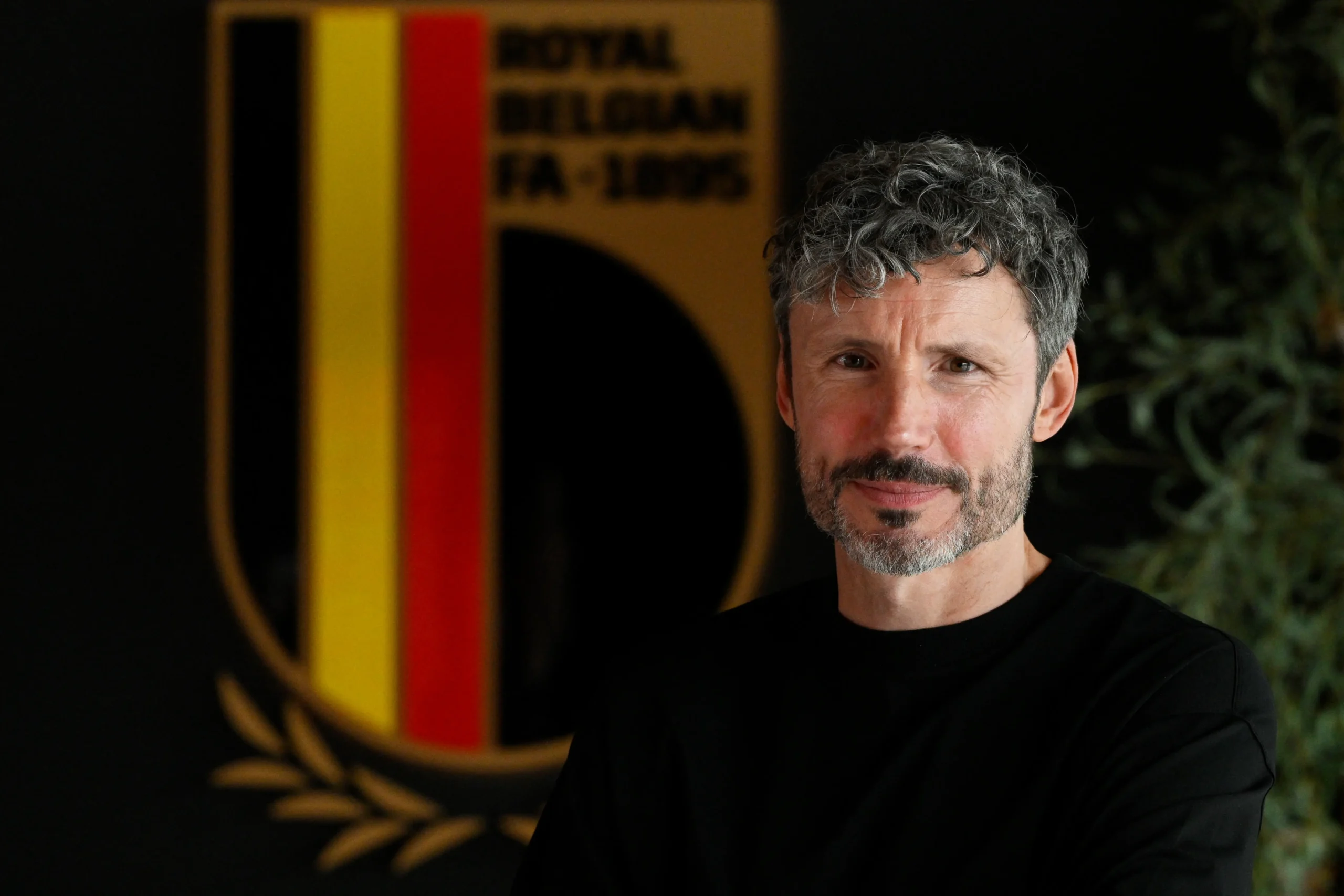 Van Bommel assume Bélgica e busca diálogo sobre futuro de Courtois na seleção