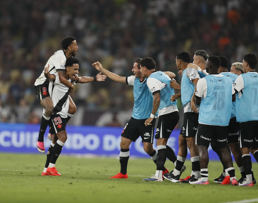 Vasco amplia domínio sobre Fluminense com décima eliminação em mata-matas no século