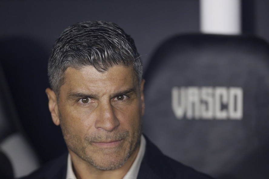 Vasco aprimora sistema defensivo sob comando de Pedro Emanuel