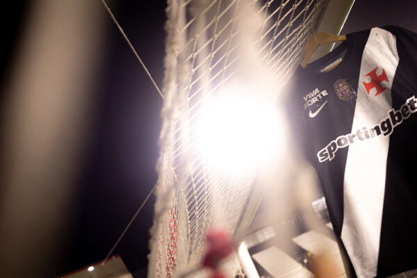 Vasco celebra 128 anos com patch especial e show de pirotecnia contra o Vitória