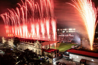 Vasco celebra atmosfera única com show de fogos em São Januário