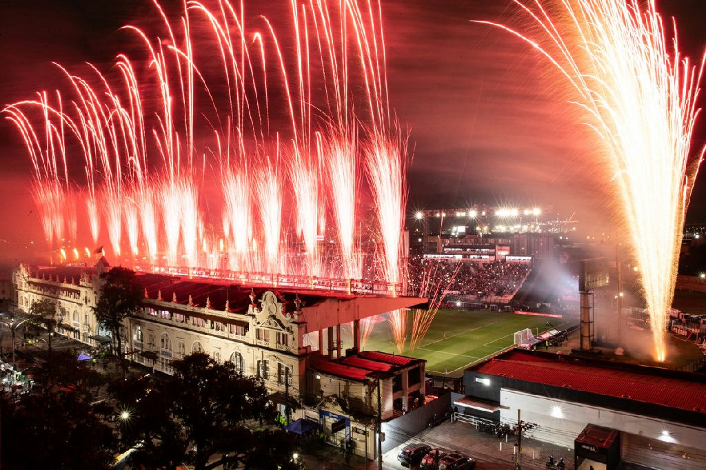 Vasco celebra atmosfera única com show de fogos em São Januário