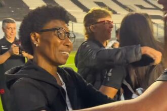 Vasco da Gama homenageia ídolas do futebol feminino em São Januário