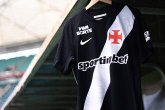 Vasco define uniforme preto para confronto decisivo contra o Bahia