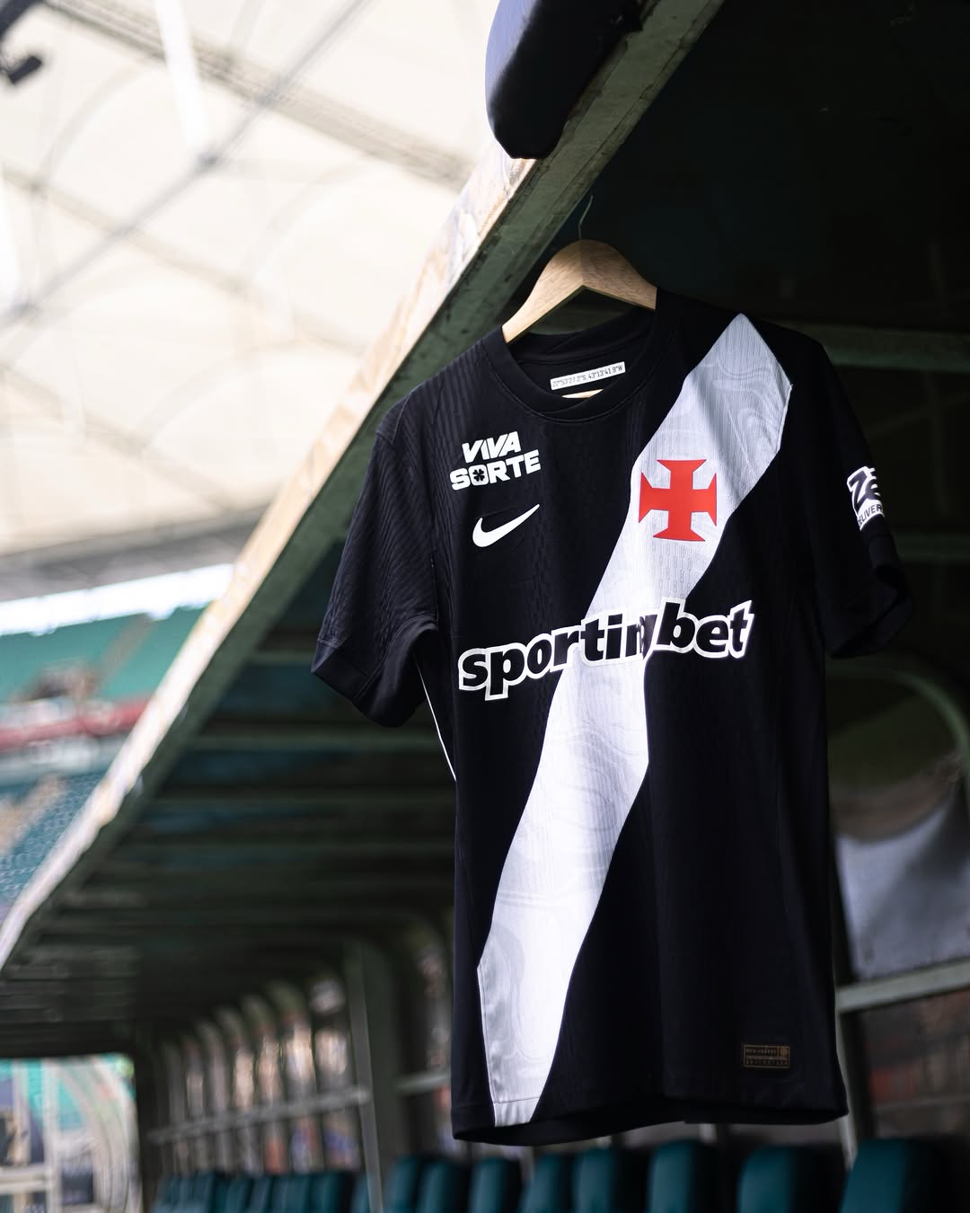 Vasco define uniforme preto para confronto decisivo contra o Bahia
