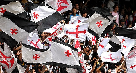 Vasco e Vitória se enfrentam com ampla cobertura de transmissão ao vivo
