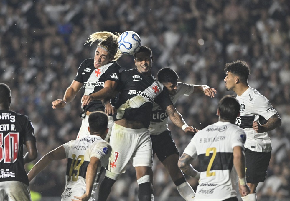 Vasco empata sem gols com Olimpia e registra recorde de finalizações na Sul-americana