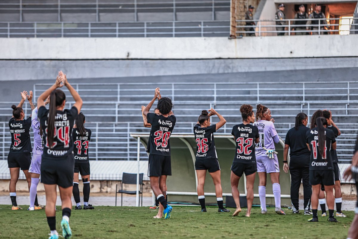 Vasco feminino celebra conexão com torcida após partida no estádio Rei Pelé