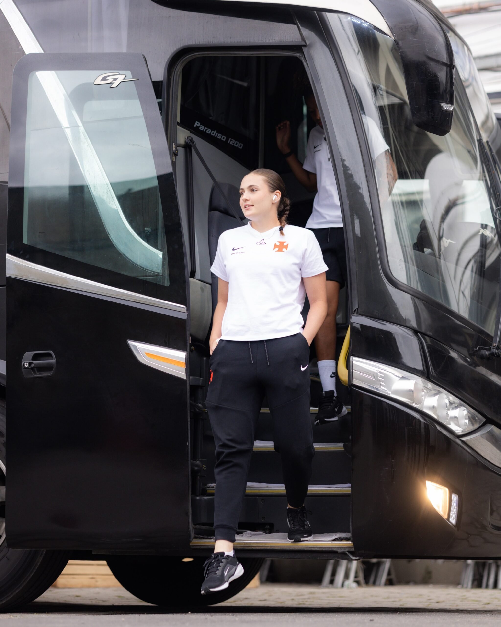 Vasco feminino registra desembarque do elenco em São Januário