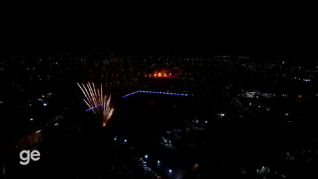 Vasco ilumina São Januário com show pirotécnico antes de confronto na Copa do Brasil