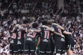 Vasco mantém escalação inicial para o segundo tempo contra o Santos