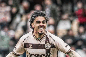 Vasco mantém interesse na contratação do atacante Ronaldo Martínez