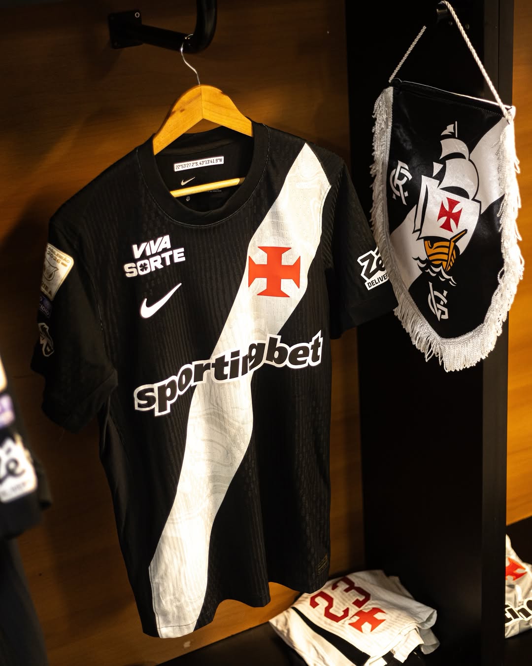 Vasco prepara vestiário com uniforme preto para confronto decisivo