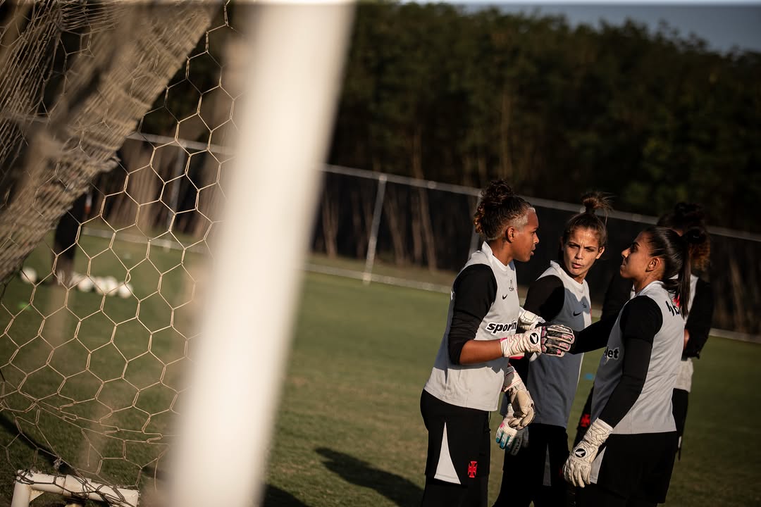 Vasco registra preparação intensiva das goleiras em treino desta quinta-feira