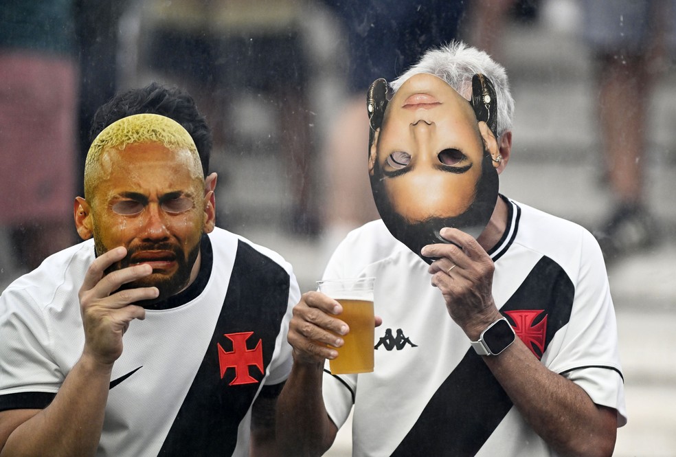 Vasco sofre derrota contundente para o Santos em São Januário sob protestos da torcida